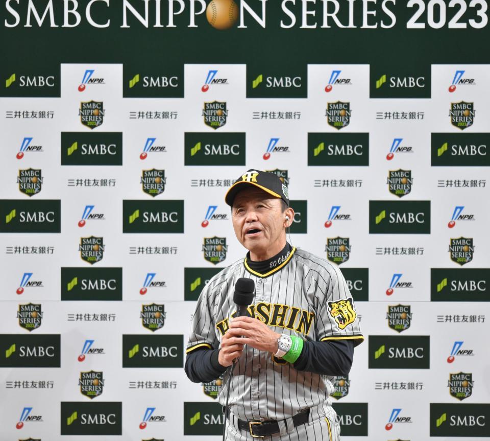 　監督として日本シリーズ初勝利でインタビューに答える岡田監督（撮影・西岡正）