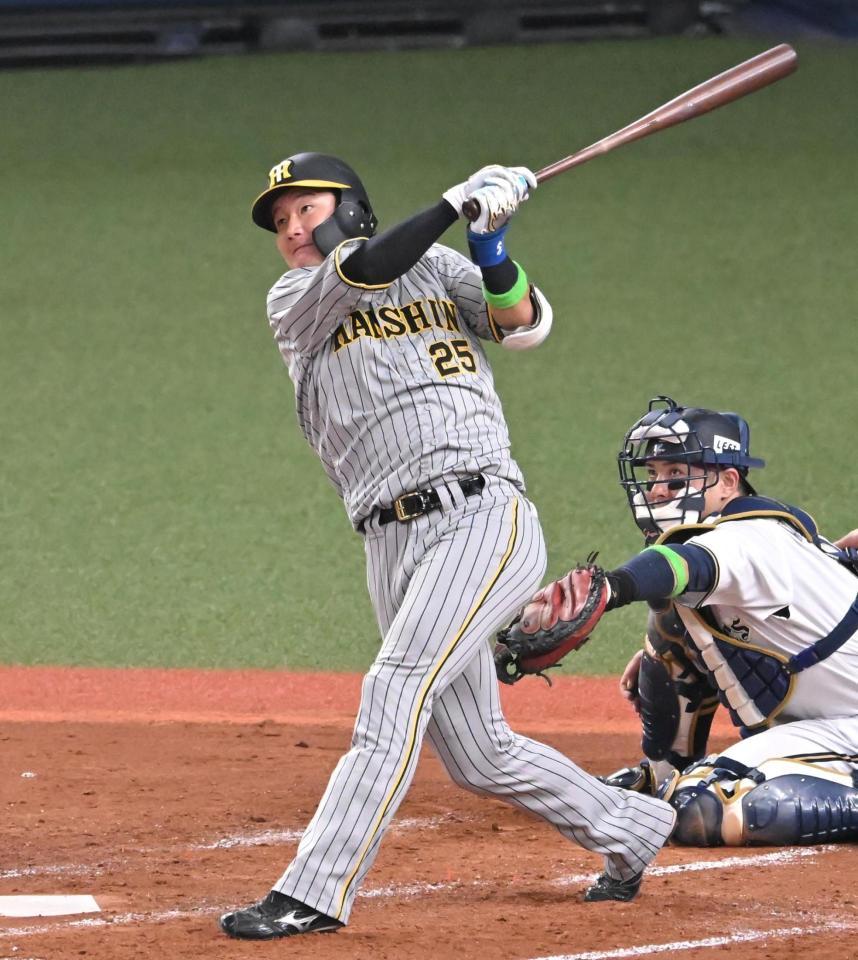 　５回、先制適時打を放つ渡辺諒（撮影・高部洋祐）