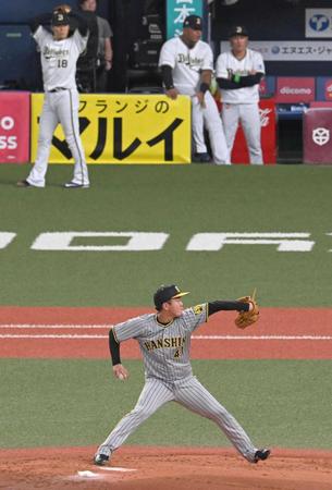 　山本（左奥）が見つめる中、力投する村上