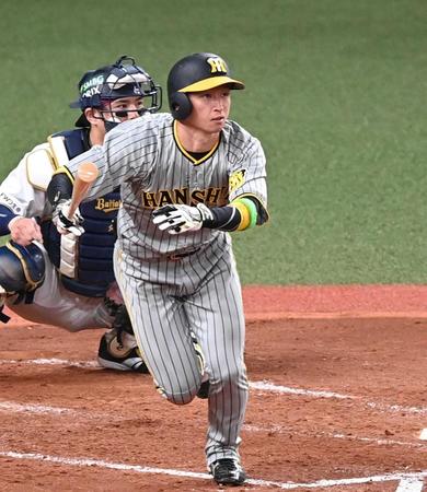 　５回、２点タイムリー三塁打を放つ近本