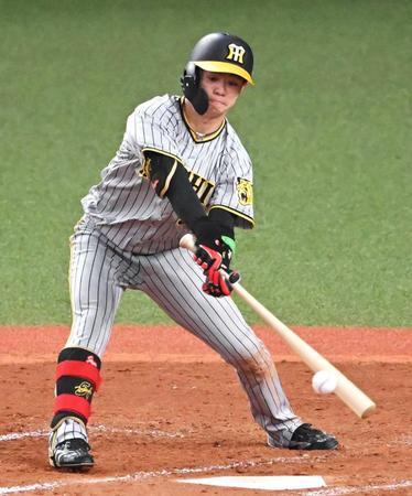 　５回、適時打を放つ中野