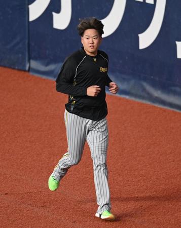 　調整する西勇（撮影・金田祐二）