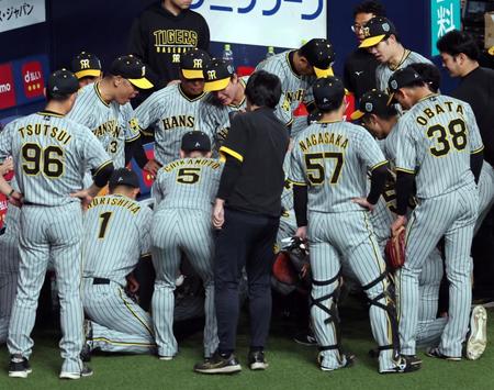 　試合前、円陣でナインを鼓舞する原口（左から３人目）＝撮影・山口登