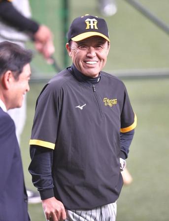 　練習中、笑顔を見せる岡田監督（撮影・西岡正）