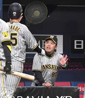 　５回、近本の適時三塁打で生還した渡辺諒を迎える岡田監督