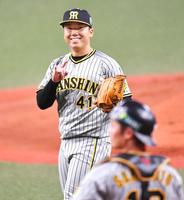 　５回、ゴンザレスを二飛に打ち取り笑顔を見せる村上