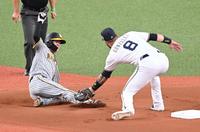 　１回、中野が盗塁を狙うも失敗する（撮影・金田祐二）