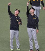 　練習中にドームの天井を見上げて話をする村上（左）と岩貞（撮影・立川洋一郎）