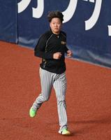 　調整する西勇（撮影・金田祐二）