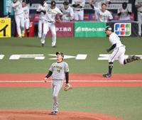 ４回、野口（右）に適時打を浴び悔しがる西勇（撮影・高部洋祐）