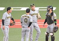 ３回、ピンチを迎えマウンドに集まる西勇（右から２人目）ら阪神ナイン（撮影・高部洋祐）