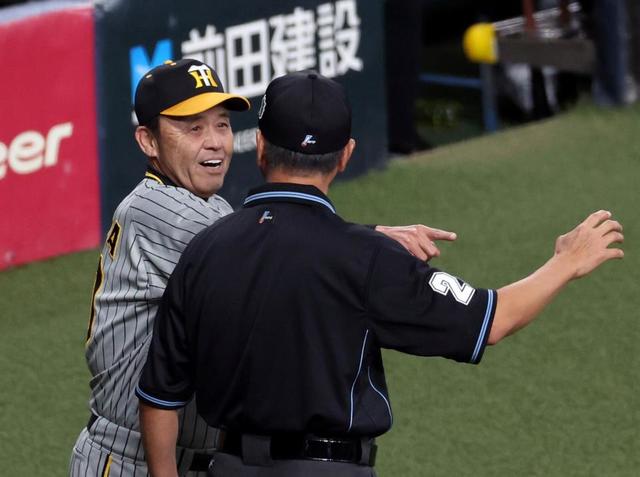 日本シリーズ 初回から阪神・岡田監督が猛抗議 一塁線上の打球を巡り