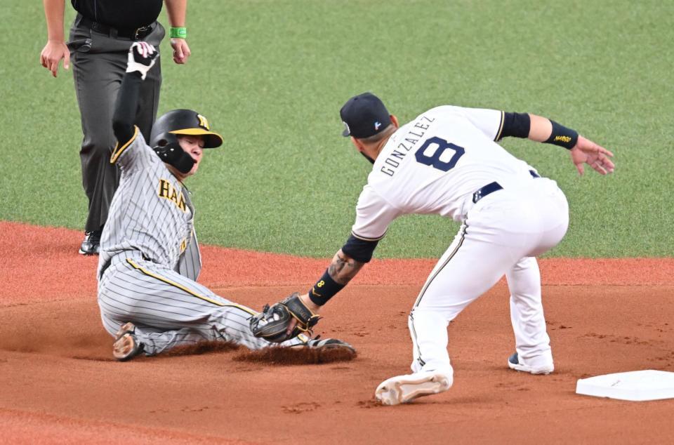 　１回、中野が盗塁を狙うも失敗する（撮影・金田祐二）