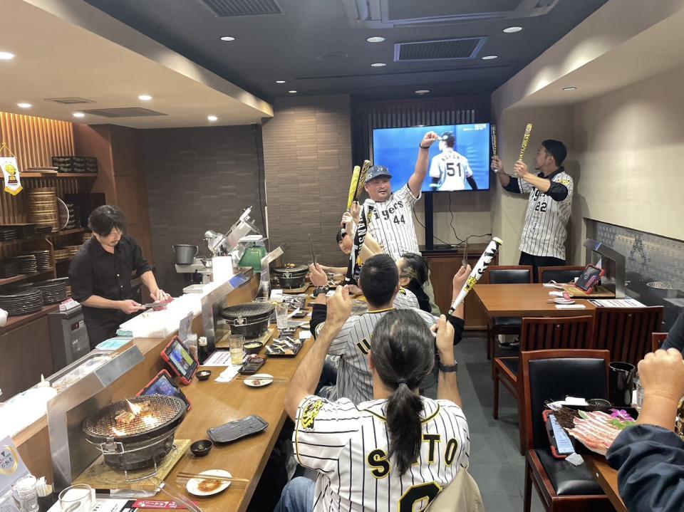 　盛り上がる店内＝神戸市中央区「神戸ビーフ焼肉 お加虎」