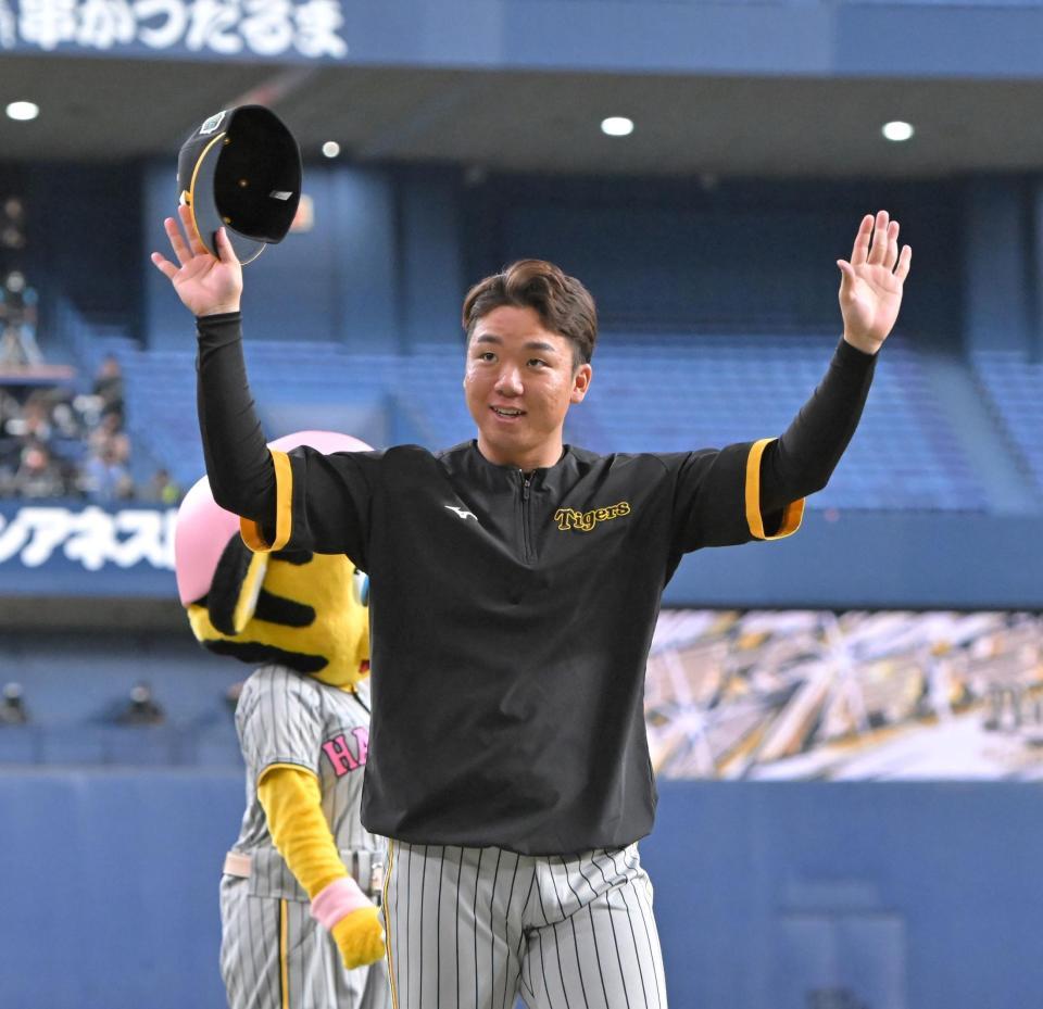 　２８日の試合後、スタンドに手を振る村上（撮影・中田匡峻）