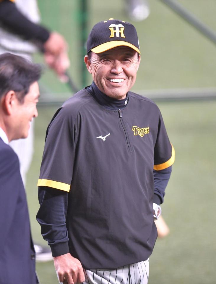 　練習中、笑顔を見せる岡田監督（撮影・西岡正）