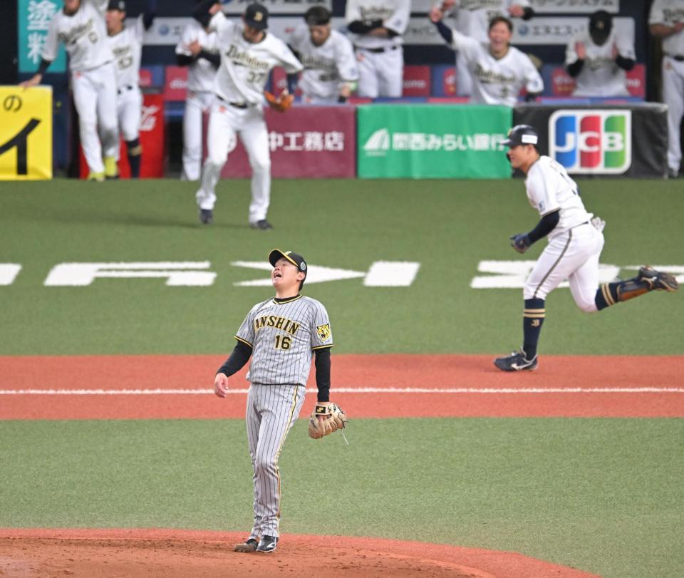 ４回、野口（右）に適時打を浴び悔しがる西勇（撮影・高部洋祐）