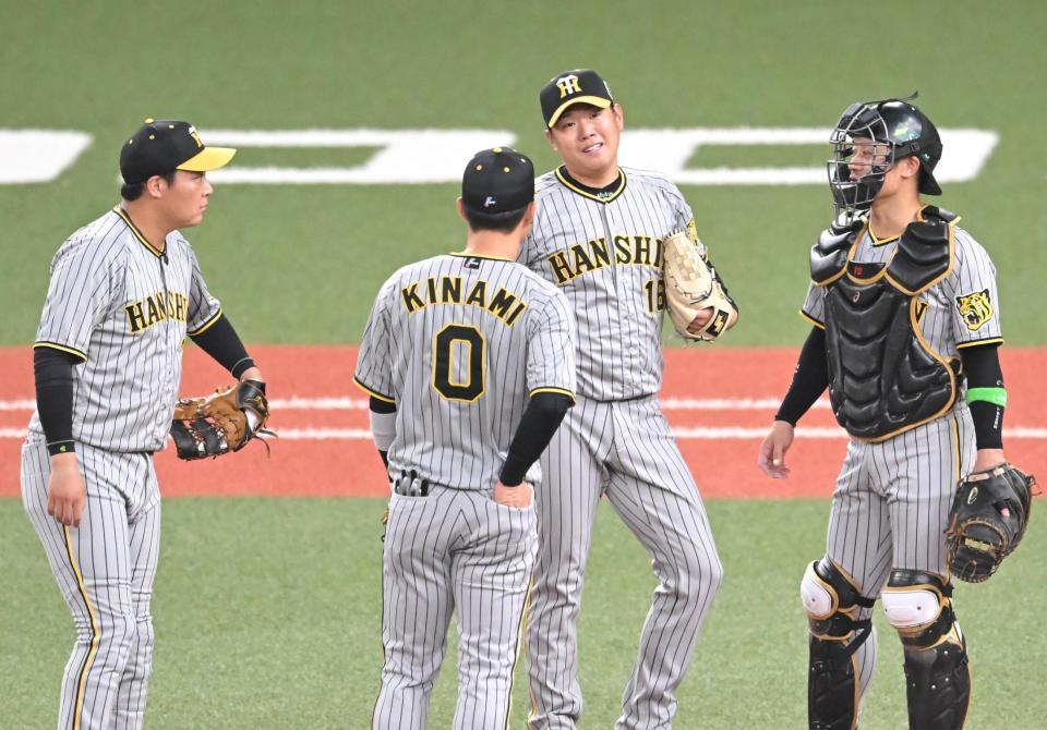 ３回、ピンチを迎えマウンドに集まる西勇（右から２人目）ら阪神ナイン（撮影・高部洋祐）