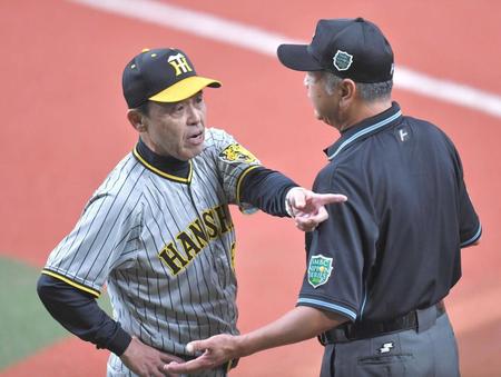 　１回、森の打球がファウルの判定となり、抗議する岡田監督（撮影・西岡正）