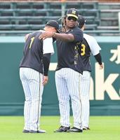 　ミエセス（右）に肩を抱かれる森下（撮影・西岡正）