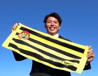 　指名あいさつを終え、笑顔でポーズを決めるドラフト２位指名の徳島・椎葉剛（撮影・山口登）