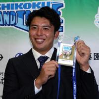 　椎葉は岡田監督のサインが入ったドラフトＩＤパスを手に笑顔（撮影・山口登）