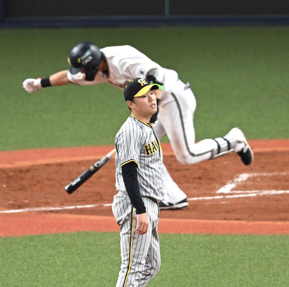 　４回、広岡に左前適時打を打たれ、がっくり打球を見つめる西勇（撮影・金田祐二）