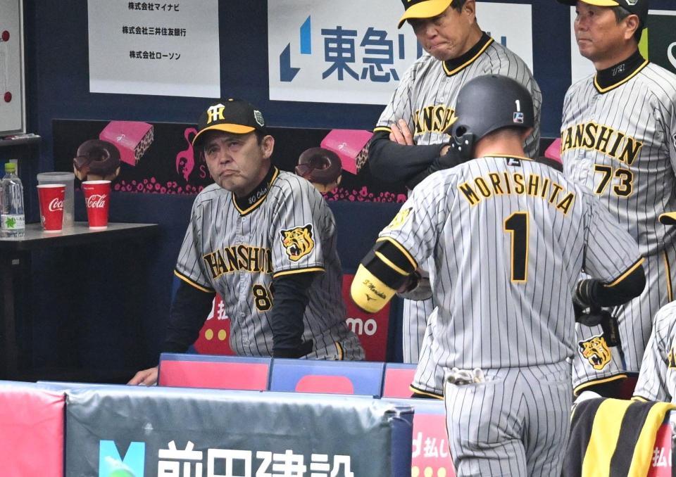 ４回、併殺打に倒れた森下に厳しい表情の岡田監督（撮影・金田祐二）