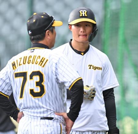 　岡田監督と話した直後の水口コーチ（左）と話す森下（撮影・西岡正）