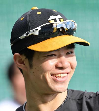 　笑顔を見せて調整する中野（撮影・立川洋一郎）