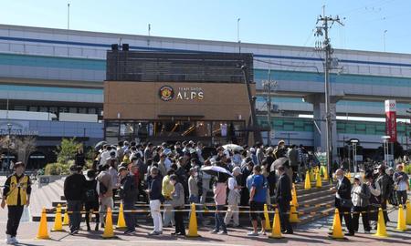 　午前中から長蛇の列ができた「チームショップアルプス」（撮影・高部洋祐）