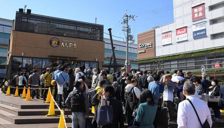 　午前中から長蛇の列ができた「チームショップアルプス」（撮影・高部洋祐）