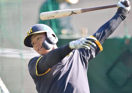 　ティー打撃を行う森下（撮影・西岡正）