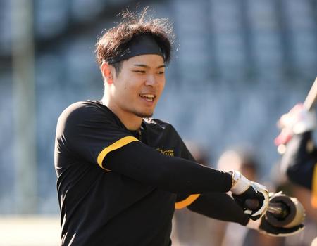 　笑顔を見せる佐藤輝（撮影・中田匡峻）