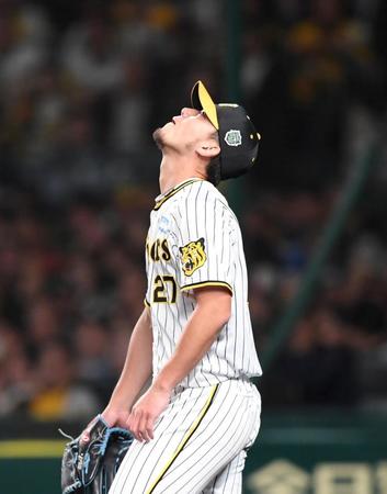 【写真】文字通り頭を抱え、ベンチで激しく自己を責める伊藤将「申し訳ないです」