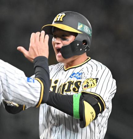 　７回、２点適時打を放ち、雄たけびを上げる森下（撮影・高部洋祐）