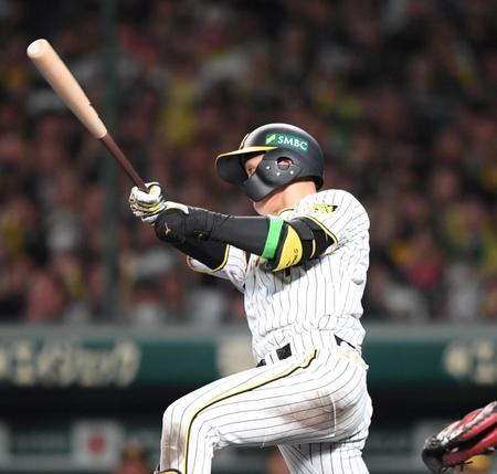 　７回、右前に２点適時打を放つ森下（撮影・中田匡峻）