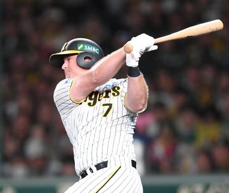 　８回、中前打を放つノイジー（撮影・中田匡峻）