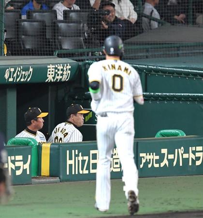 　８回、空振り三振に倒れてベンチに戻る木浪（０）と選手交代を告げに行く岡田監督（左から２人目）＝撮影・北村雅宏