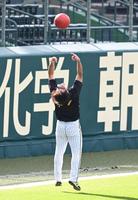 　調整する伊藤将（撮影・金田祐二）