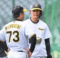 　岡田監督と話した直後の水口コーチ（左）と話す森下（撮影・西岡正）