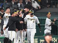 　２回、坂本の二ゴロの間に生還し、ナインに迎えられる大山（中央）＝撮影・北村雅宏