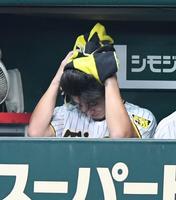 　５回に３失点を喫した伊藤将ベンチで汗を拭く（撮影・中田匡峻）