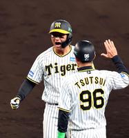 　７回、２点適時打を放った森下は一塁上で雄たけびをあげる（撮影・山口登）