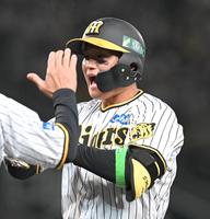 　７回、２点適時打を放ち、雄たけびを上げる森下（撮影・高部洋祐）