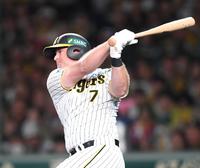 　８回、中前打を放つノイジー（撮影・中田匡峻）