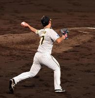 　５回、東の送りバントを捕球した伊藤将は二塁へ悪送球する（撮影・山口登）