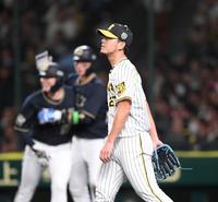 　５回、宗に２点適時二塁打を浴びた伊藤将（右）＝撮影・中田匡峻