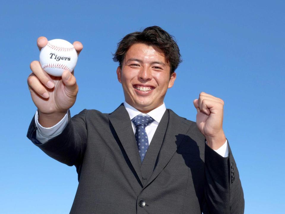 　指名あいさつを終え、笑顔でポーズを決めるドラフト２位指名の徳島インディゴソックス・椎葉剛