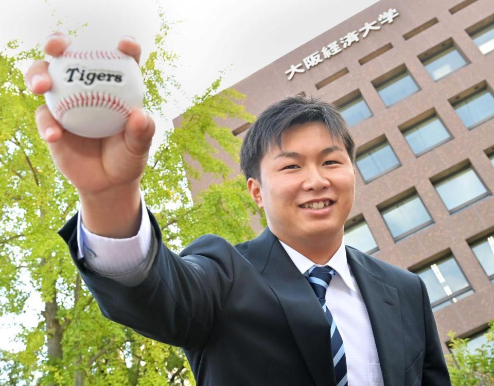 　阪神から指名あいさつを受け気合をみなぎらせるドラフト６位の大経大・津田淳哉